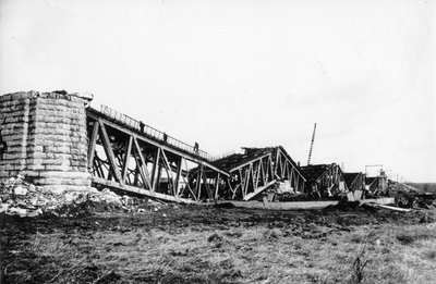 152651 Gezicht op de tijdens de oorlog vernielde spoorbrug te Oosterbeek.